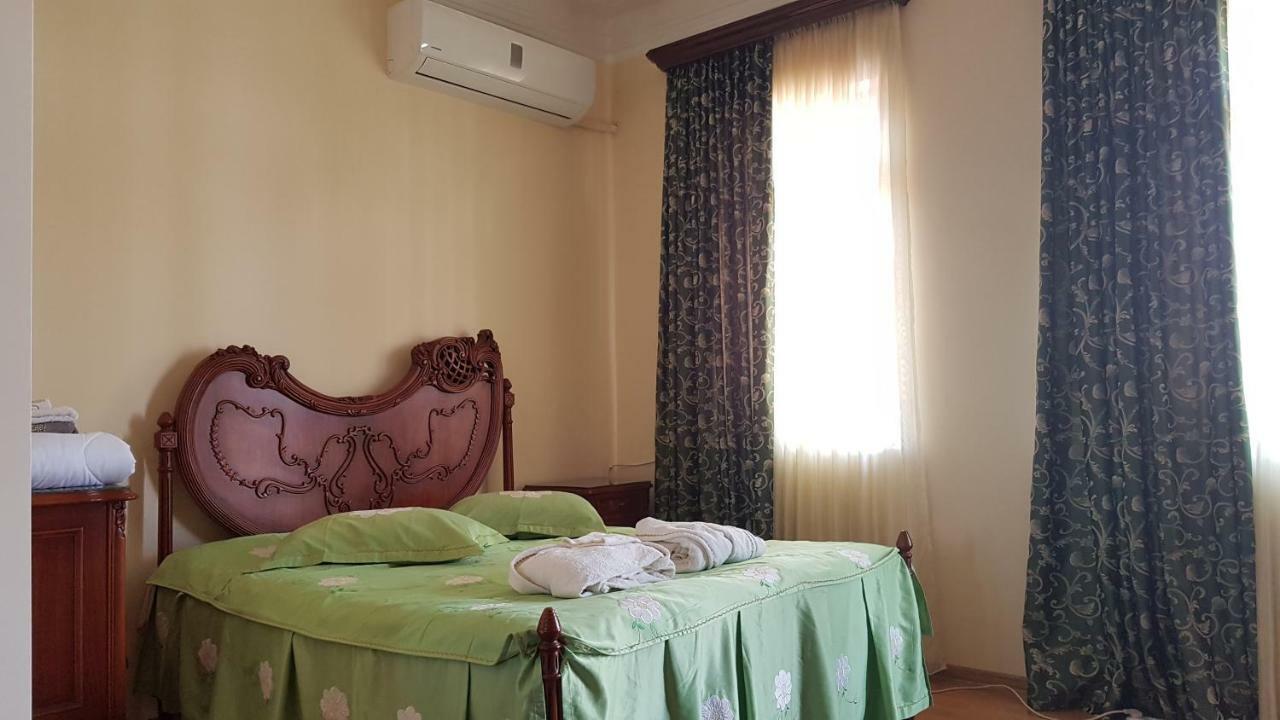 Guest House Luka Batumi Bagian luar foto